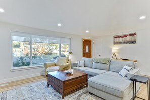 Una Smart TV, una chimenea, videojuegos, un reproductor de DVD