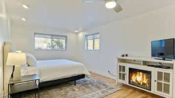 5 bedrooms, desk, iron/ironing board, travel crib