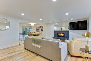 Una Smart TV, una chimenea, videojuegos, un reproductor de DVD