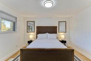 5 slaapkamers, een bureau, een strijkplank/strijkijzer, reisbedje