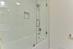 Ensemble douche/baignoire, sĂšche-cheveux, serviettes fournies, savon