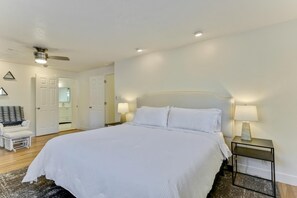 5 dormitorios, escritorio, tabla de planchar con plancha y cuna de viaje