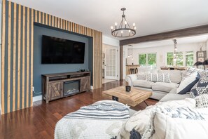 Älytelevisio, takka, pöytäjalkapallopöytä, pöytätennispöytä