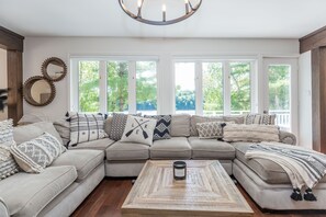 Älytelevisio, takka, pöytäjalkapallopöytä, pöytätennispöytä