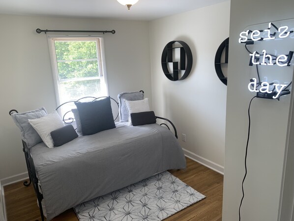 3 camere, una scrivania, ferro/asse da stiro, Wi-Fi gratuito