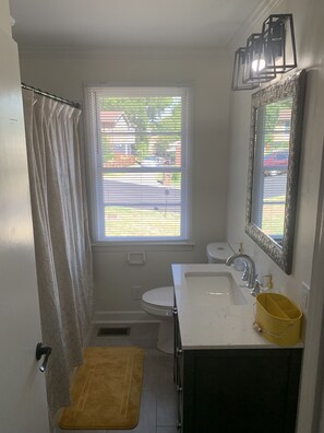 Combinazione doccia/vasca, asciugacapelli, asciugamani, sapone