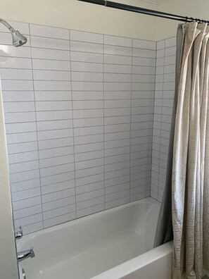 Combinazione doccia/vasca, asciugacapelli, asciugamani, sapone