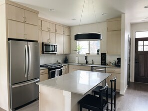 Refrigerador, microondas, horno y parrilla de estufa