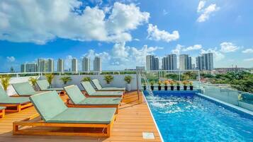 Kolam renang outdoor, dengan kursi berjemur