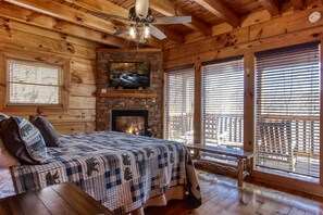 3 habitaciones, tabla de planchar con plancha y cuna de viaje 