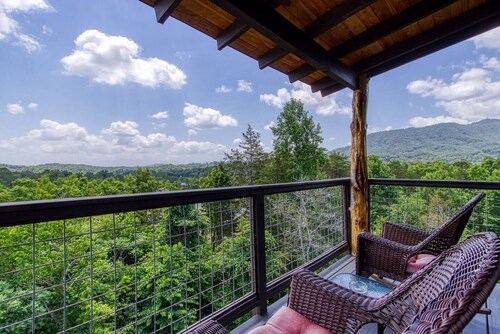 The Log Castle~Stunning Mountain Views~Hot Tub