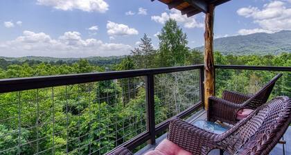 The Log Castle~Stunning Mountain Views~Hot Tub