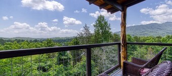 The Log Castle~Stunning Mountain Views~Hot Tub