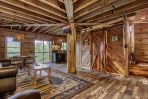 Smart TV - The Log Castle~Stunning Mountain Views~Hot Tub (Sevierville)