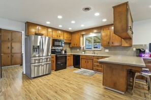 Kühlschrank, Mikrowelle, Ofen, Herdplatte