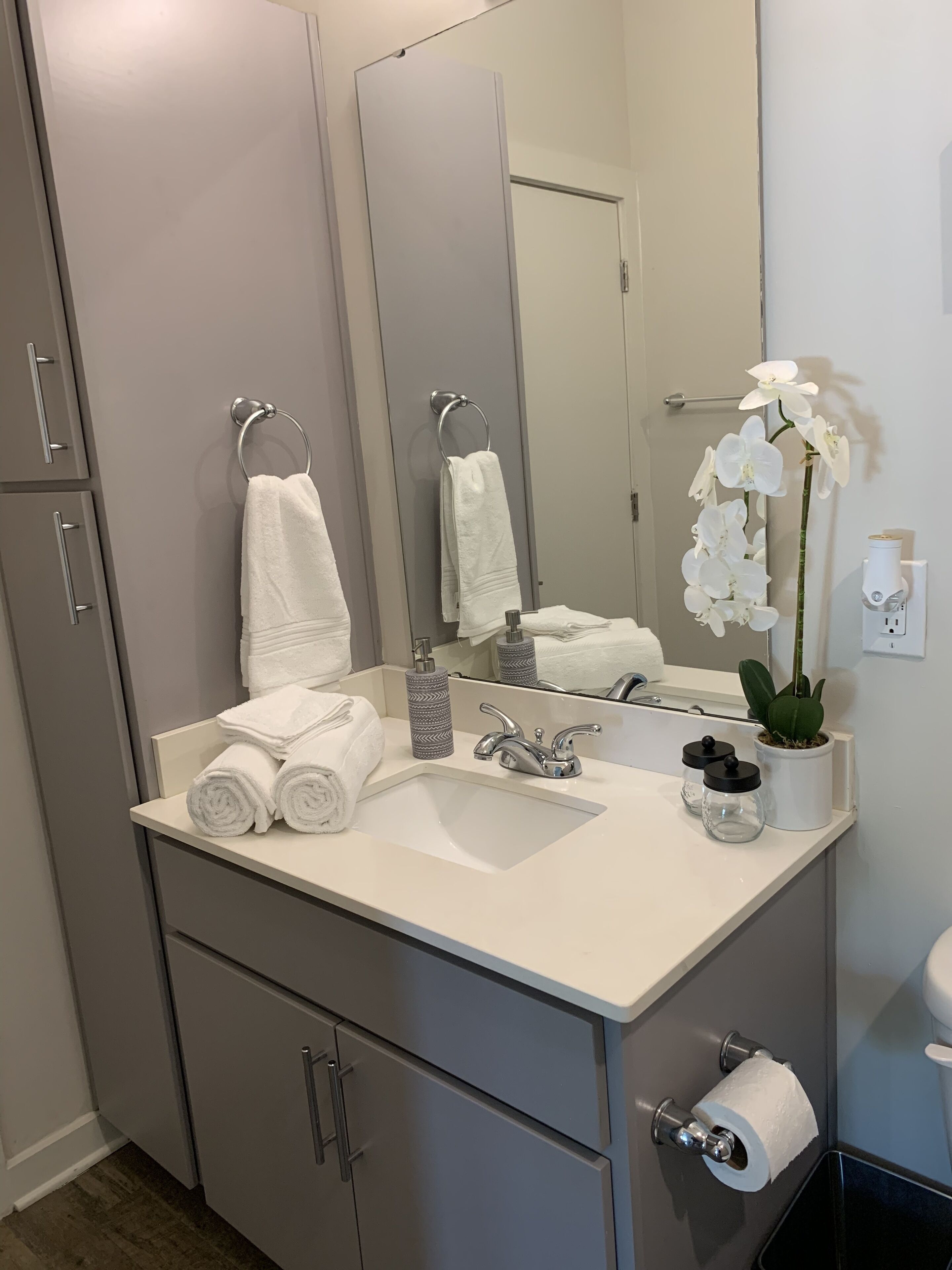 ✨Luxury Condo - Walking Distance to Optimist Hall✨