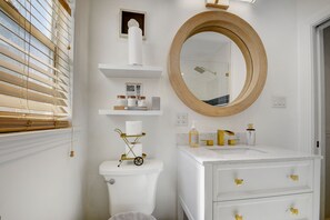 Douche, sèche-cheveux, serviettes fournies, savon
