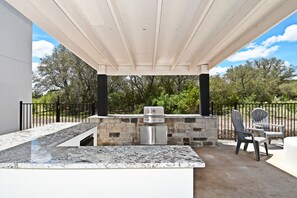 Terrace/patio - Dawg House, Private Pool, Wi-Fi, @ Frio River Vacation Rentals (Concan)
