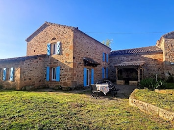 Notre gite 3* vous accueille dans un cadre apaisant et serein entouré de nature