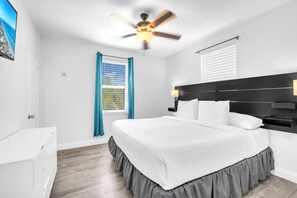 1 bedroom, desk, travel cot, WiFi - Cozy Corner Beach Apartment (Hollywood)