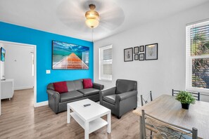 Smart TV - Cozy Corner Beach Apartment (Hollywood)