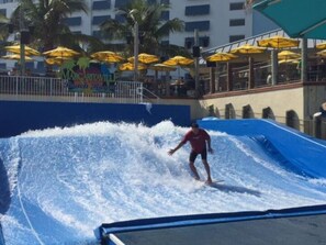 2 makuuhuonetta, työpöytä, silitysrauta/-lauta, vauvan matkasänky