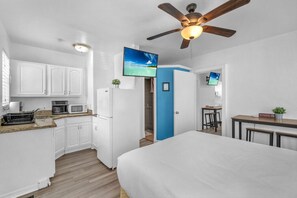 2 chambres, bureau, fer et planche à repasser, lit parapluie