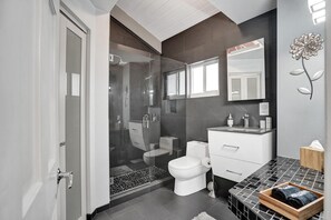 Shower, hair dryer, towels, soap - Fun Location! 1 block walk to Las Olas blvd in Ft. Lauderdale w/ Pool & parking (Fort Lauderdale)