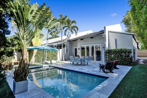 Alberca al aire libre y alberca climatizada