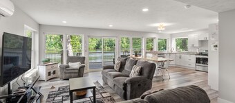 River Retreat W/ HOT TUB/ Game room