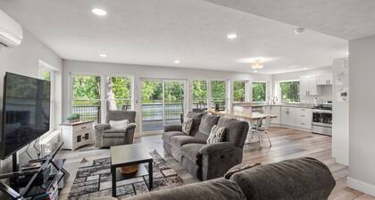 River Retreat W/ HOT TUB/ Game room