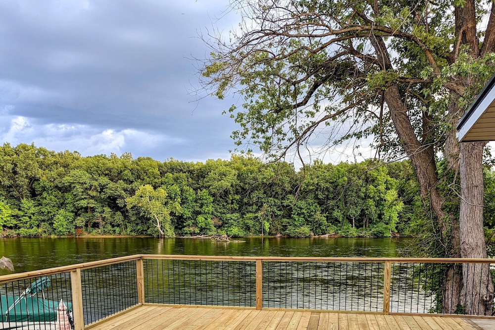 River Retreat W/ HOT TUB/ Game room