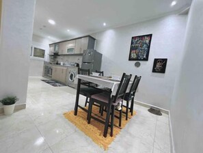 Fridge, oven, coffee/tea maker, electric kettle