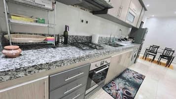 Fridge, oven, stovetop, coffee/tea maker