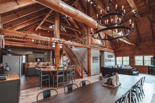 High Meadows Secluded Luxury Lodge, 20+ Acres, Hot Tub, Private Trails, Wifi