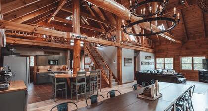 High Meadows Secluded Luxury Lodge, 20+ Acres, Hot Tub, Private Trails, Wifi