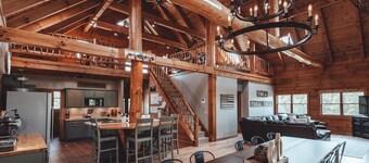 High Meadows Secluded Luxury Lodge, 20+ Acres, Hot Tub, Private Trails, Wifi
