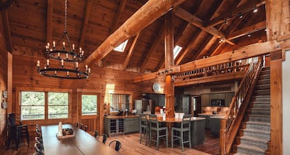 High Meadows Lodge:Nature trails,Private 20+acres,Hot Tub,Fire Pit, Wifi