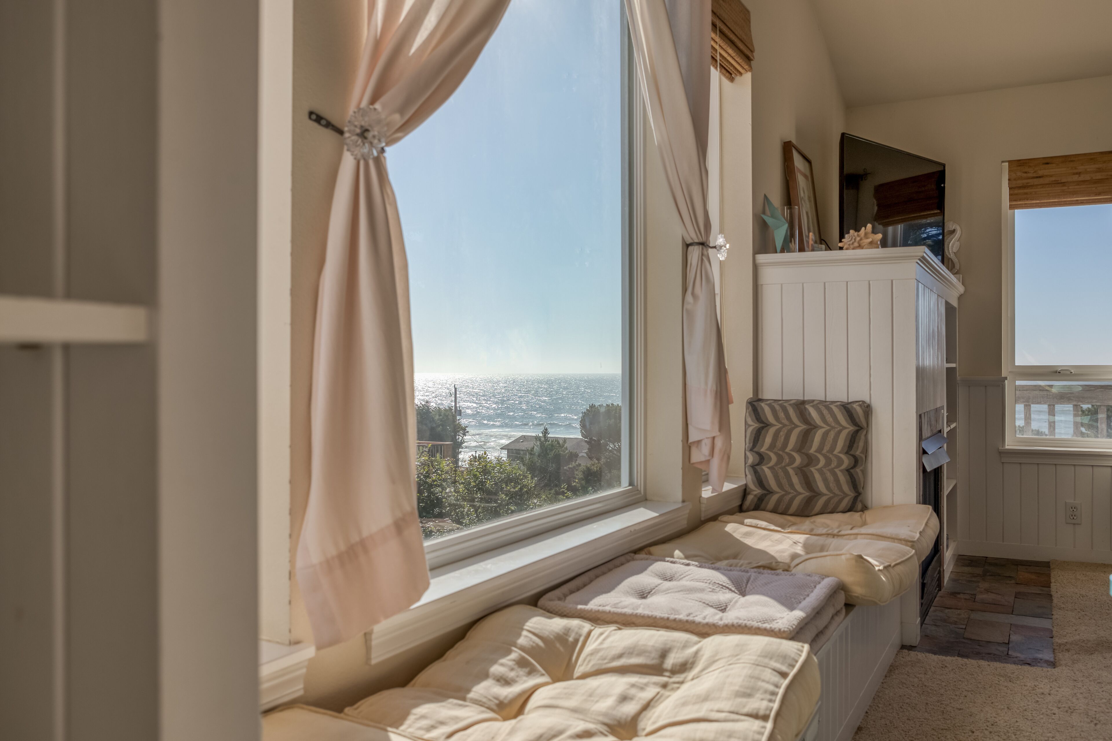 Spectacular Ocean Views and Sparkling Charm with Hot Tub