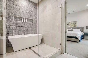 Shower, free toiletries, hair dryer, towels - Uptown Dallas Modern Retreat (Dallas)