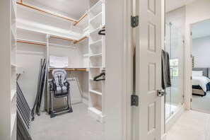 3 bedrooms, desk, iron/ironing board, travel crib - Uptown Dallas Modern Retreat (Dallas)