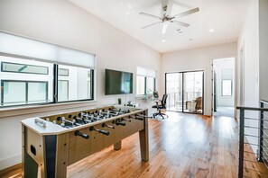 Game room - Uptown Dallas Modern Retreat (Dallas)