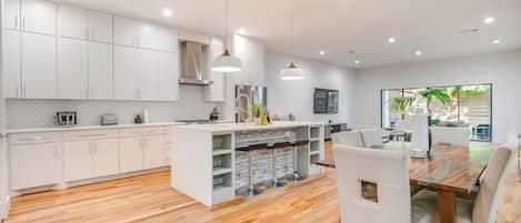 Refrigerador, microondas, horno y parrilla de estufa