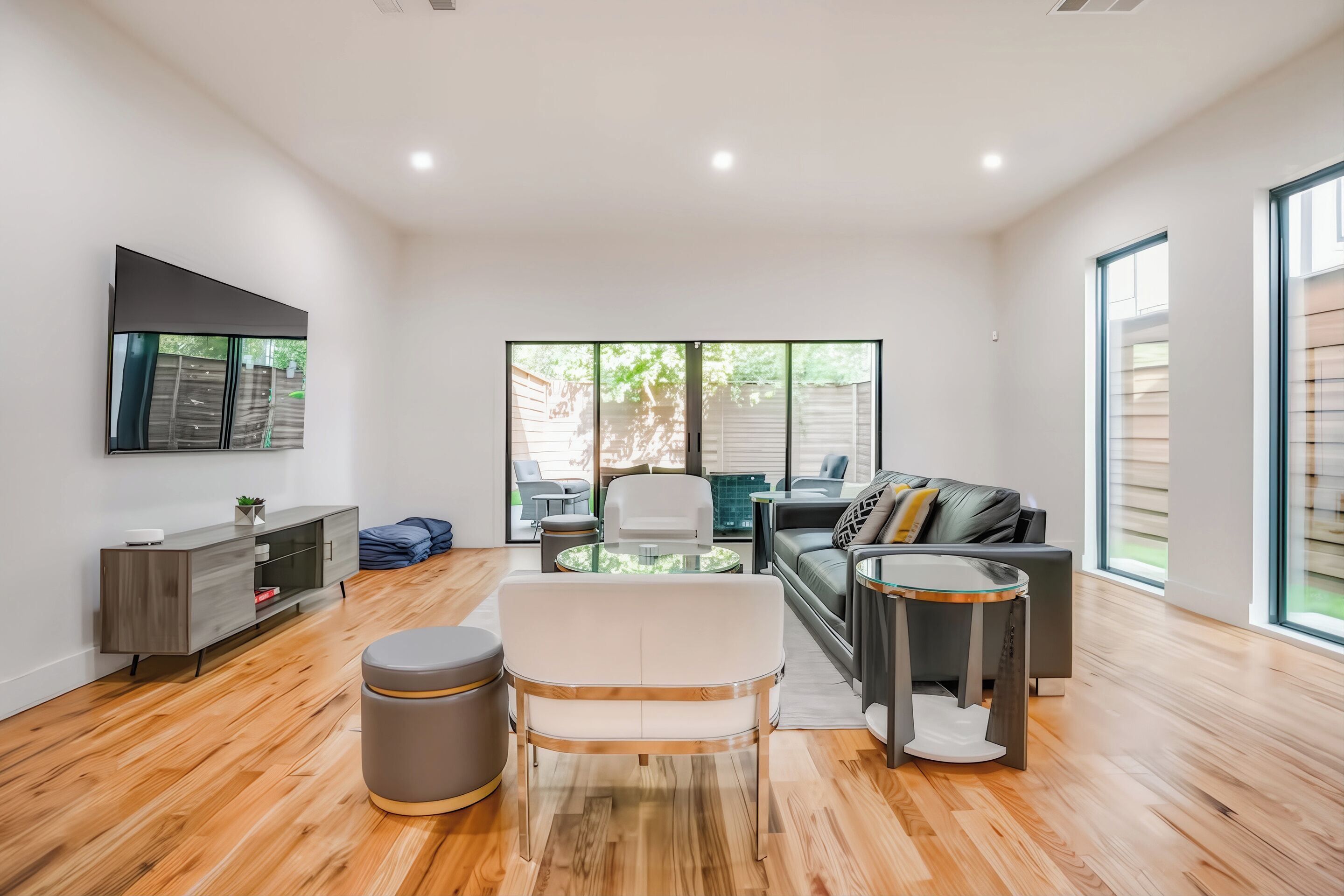 Smart-tv, tafelvoetbal en een kantoor