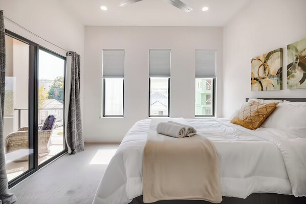 3 bedrooms, desk, iron/ironing board, travel crib