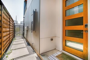 Property grounds - Uptown Dallas Modern Retreat (Dallas)