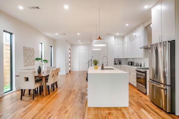 Fridge, microwave, oven, stovetop - Uptown Dallas Modern Retreat (Dallas)