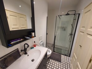 Kylpyamme, pyyhkeet, saippua, sampoo