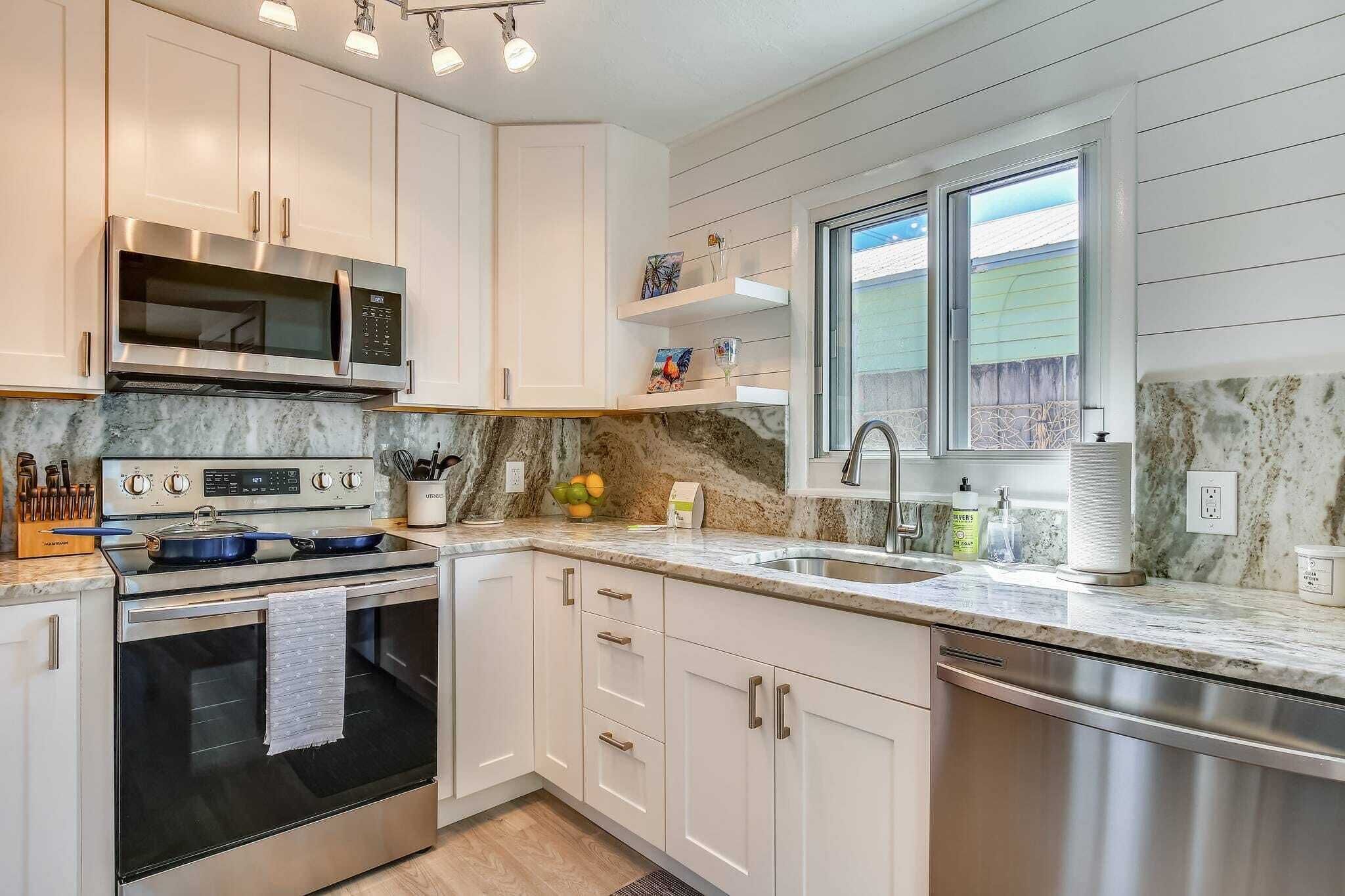 Peti sejuk, ketuhar, dapur, mesin basuh pinggan mangkuk 