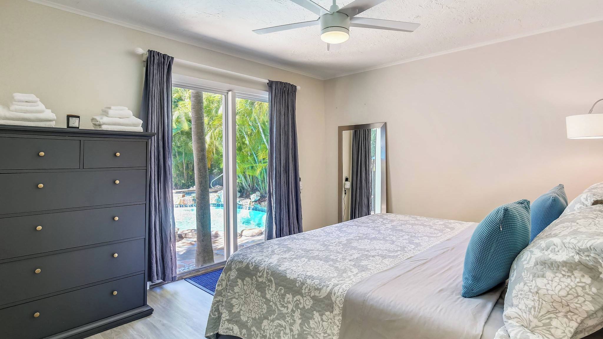 Rumah (2 Bedrooms) | 2 kamar tidur dan seprai linen